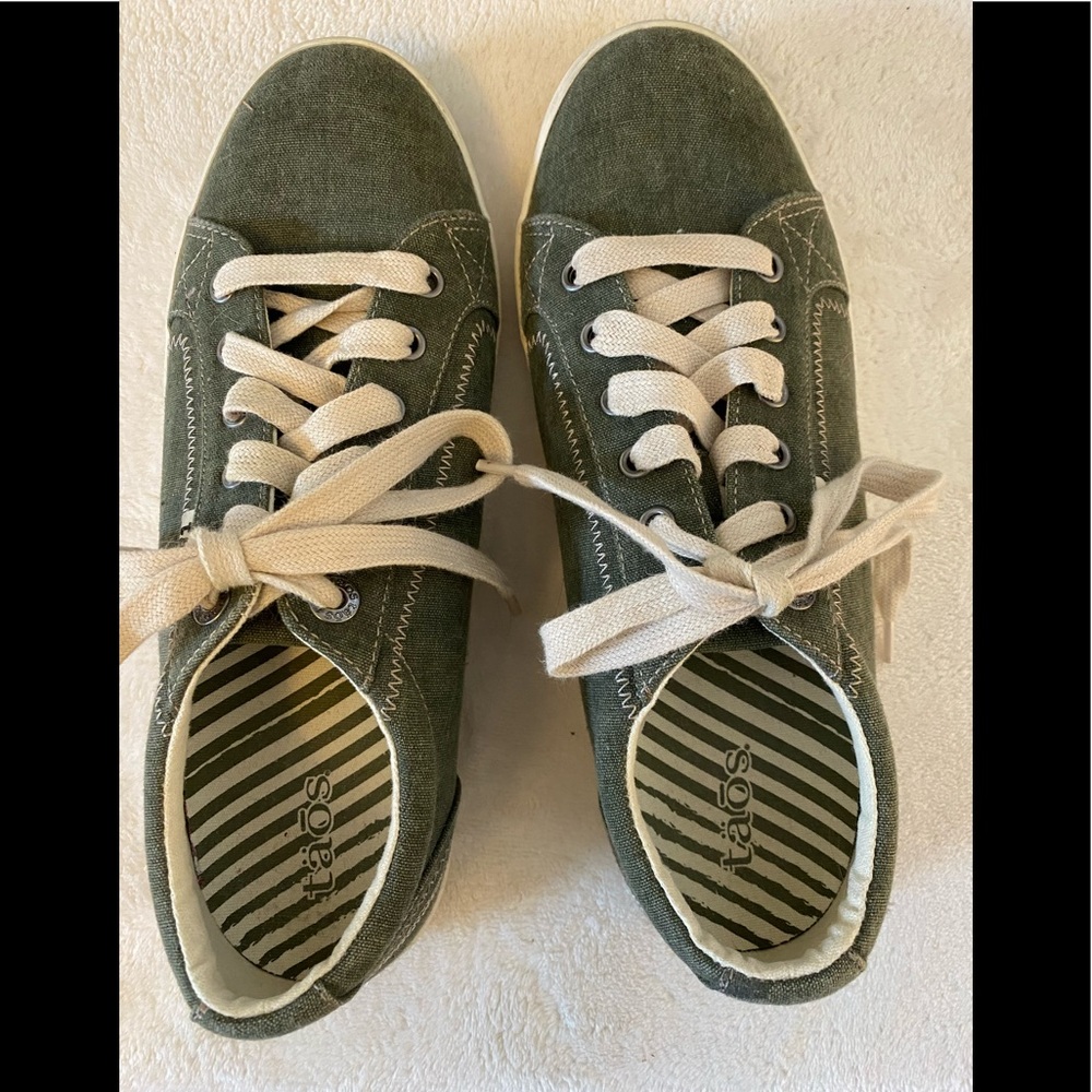 Taos women’s Star sneaker, green canvas, size 9.5.